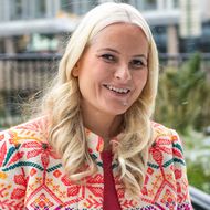 Mette-Marit von Norwegen: Im farbenfrohen Mustermix verbreitet sie gute Laune 