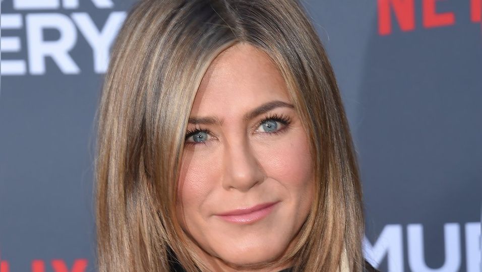 Jennifer Anistons Markenzeichen sind ihre langen, glatten Haare in verschiedenen Blond- und Caramel-Tönen. Jetzt hat sie sich in einem Video mit ergrauten Strähnen gezeigt.