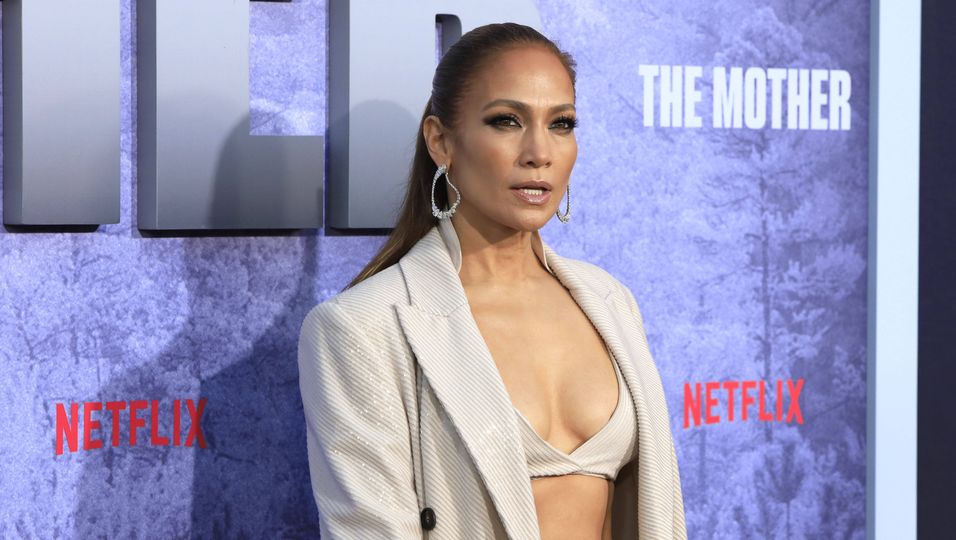 Jennifer Lopez: Ihre romantische Bluse setzt den Sommertrend 2023