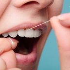 Zahnreinigung mit Zahnseide