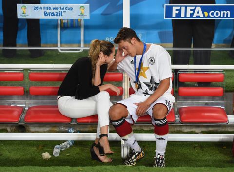 Bei der WM 2014 zeigen Mandy Capristo und Mesut Özil ganz öffentlich ihre tiefen Gefühle für einandern.