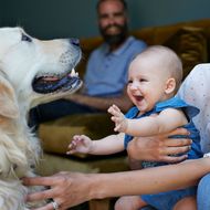 Hund Riley kümmert sich liebevoll um Baby – Aufnahmen der beiden rühren zu Tränen