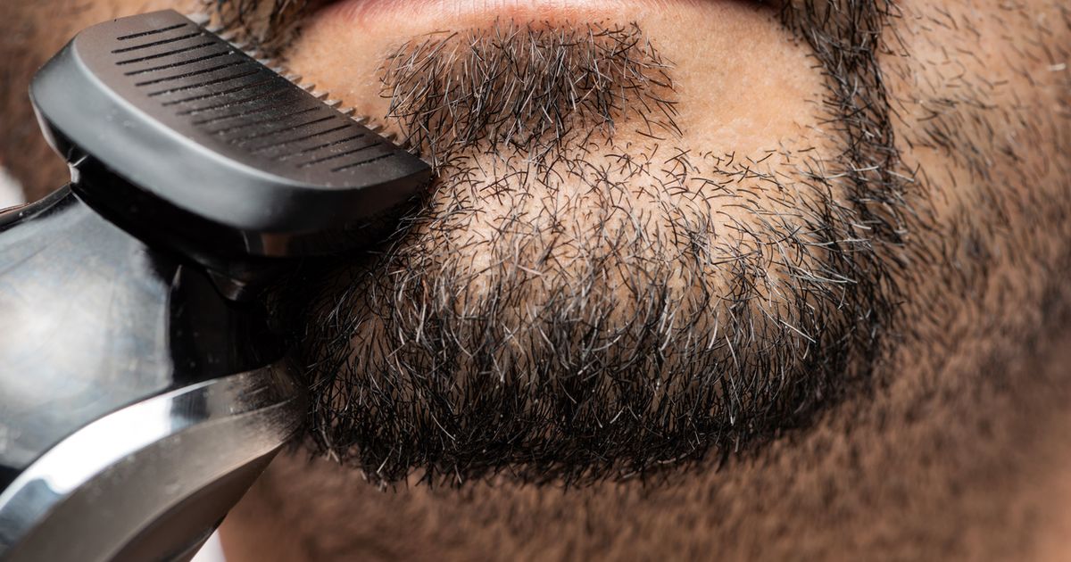 Где бреют бороду. Щетка для бороды. Линия бороды на шее. Подравнивание бороды. Подкрашивание бороды.