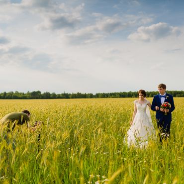 Hochzeitspaar und Fotograf im Kornfeld