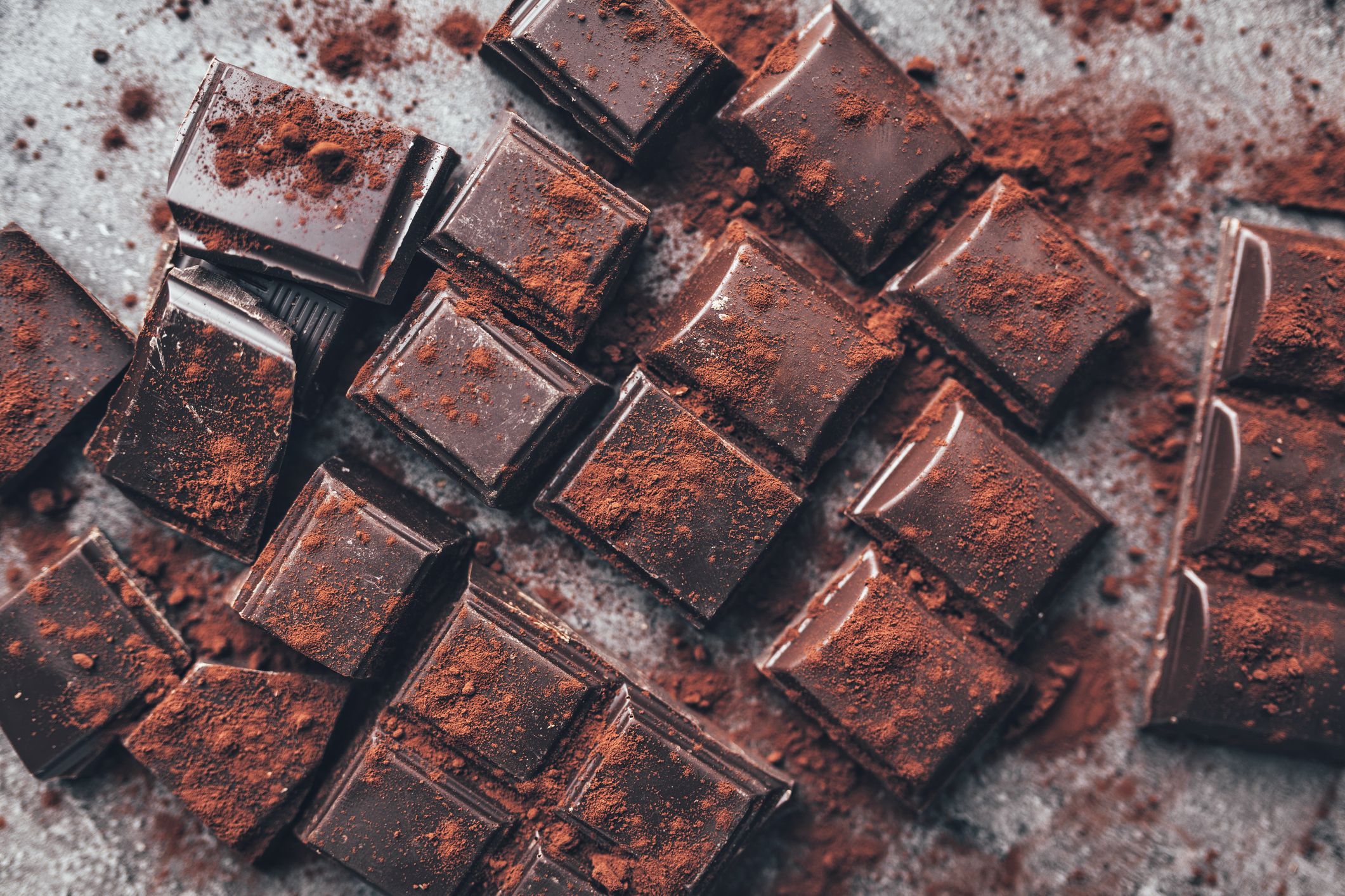 Zartbitterschokoladenstücke mit Kakao bestäubt