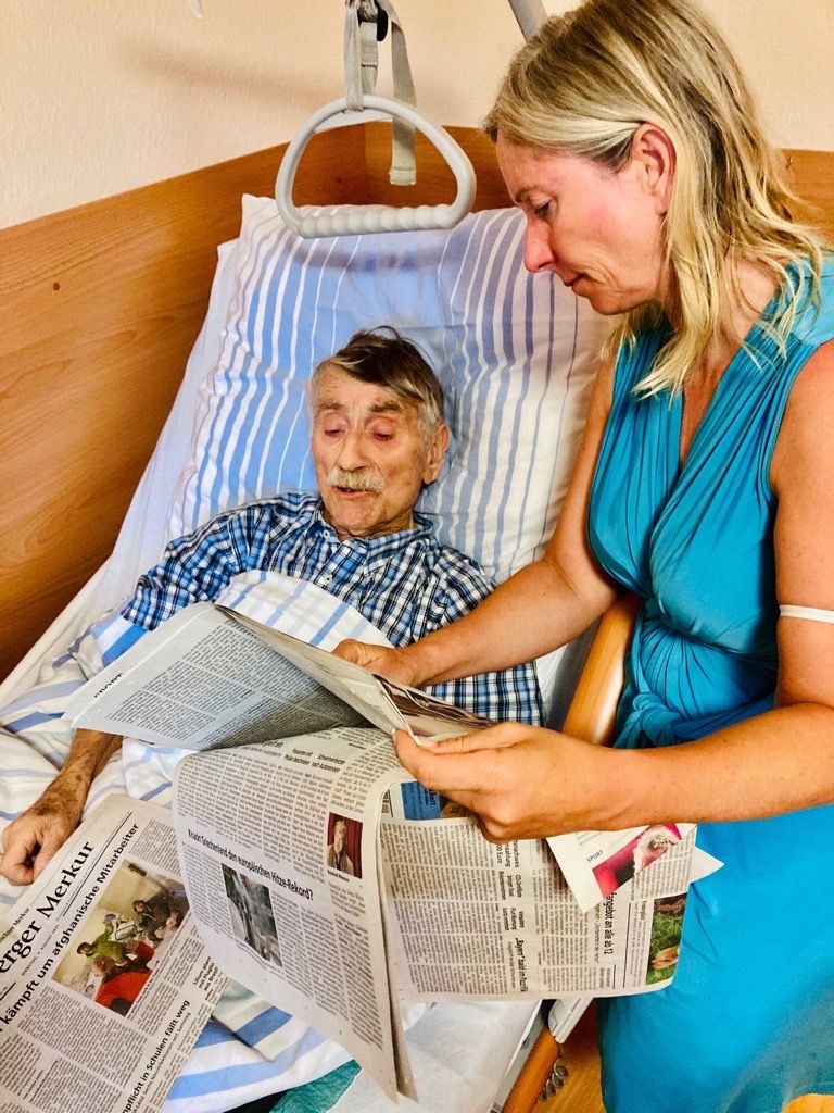 Lara las ihrem Vater im Krankenhaus jeden Tag die Zeitung vor.