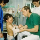Dr. Werner Mang behandelt das Ramstein-Opfer Marc-David Jung 1990. Die Mutter sieht besorgt zu.