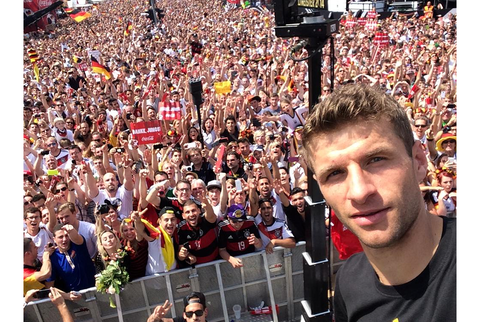 Auch Thomas Müller kann es nicht fassen: Hunderttausende Fans feiern unseren Weltmeister.