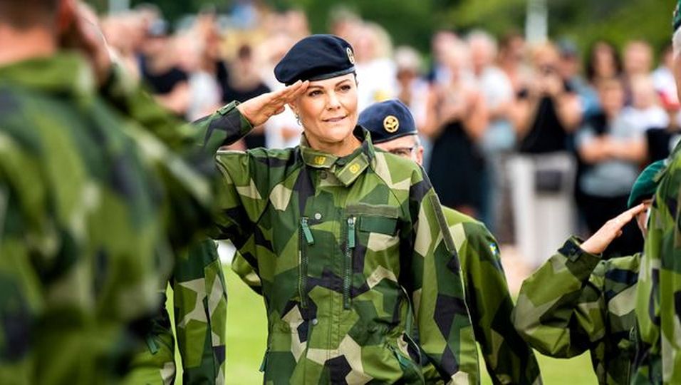 In Uniform & mit Boots: Sie zeigt sich in Militärkleidung