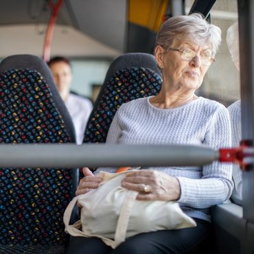 Heizkosten explodieren! Rentnerin fährt ganzen Tag Bus, um Geld zu sparen