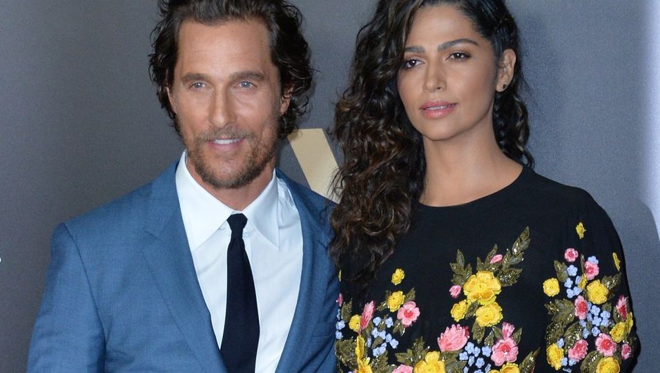 Matthew McConaughey und seine Ehefrau Camila Alves setzen sich für die Menschen auf Maui ein.