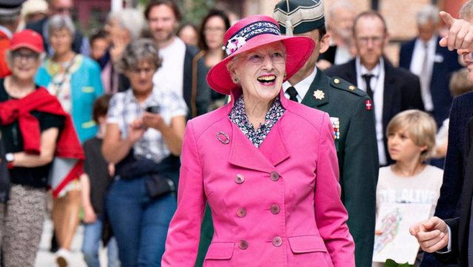 Pretty in Pink: Die Königin bezaubert im knalligen Zweiteiler