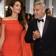 Amal Clooney - Schulterfrei und mit XL-Schleppe: Hier kommt auch ihr George ins Staunen