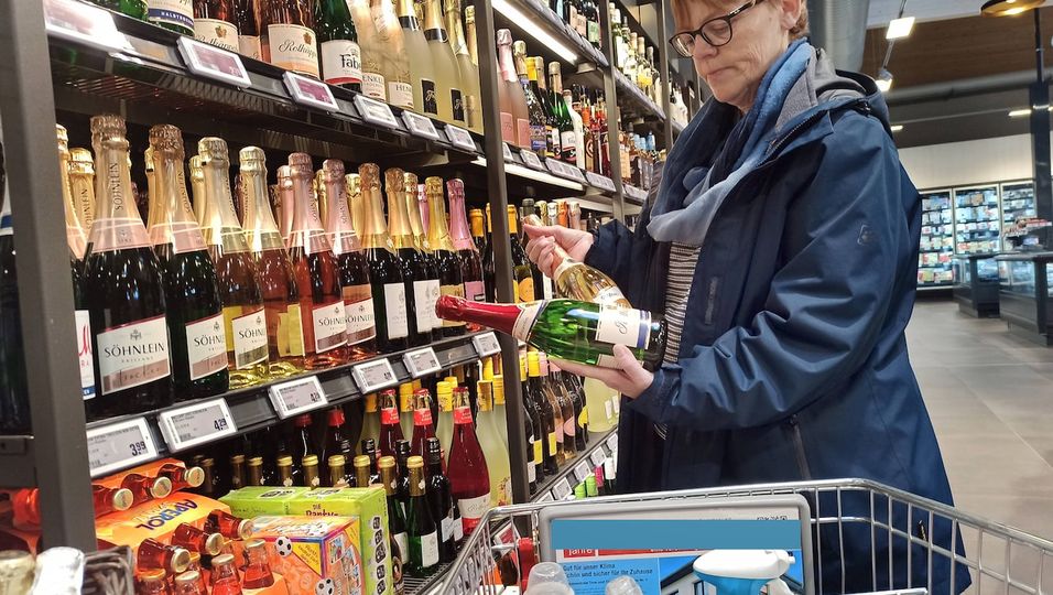 Einkauf in einem Supermarkt oder Discounter zu Zeiten von Corona und Krieg in der Ukraine. Einkauf in Zeiten von Corona