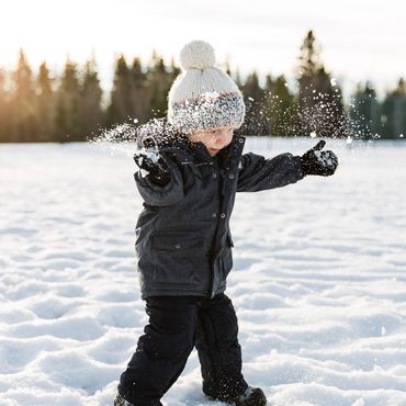 Seine Freude steckt an: 3-Jähriger sieht zum ersten Mal Schnee und rastet aus vor Freude