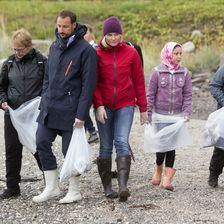 Voller Einsatz: Am Strand im Provinzbezirk Steigen sammelten Mette-Marit und Haakon mit Schülern Müll ein. 