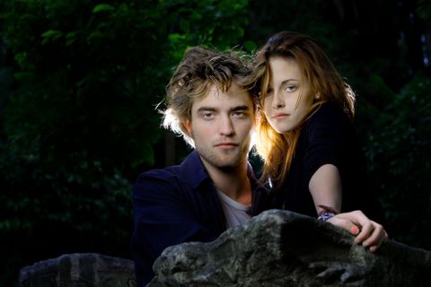 In „Twilight“ verliebte sich Bella unsterblich in den Vampir Edward. Auch privat waren Kristen Stewart und Robert Pattinson ein Paar.