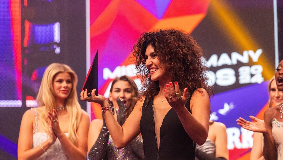 Apameh Schönauer: Gebürtige Iranerin gewinnt mit 39 Jahren 