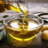 Olivenöl, das in eine Schale gegossen wird
