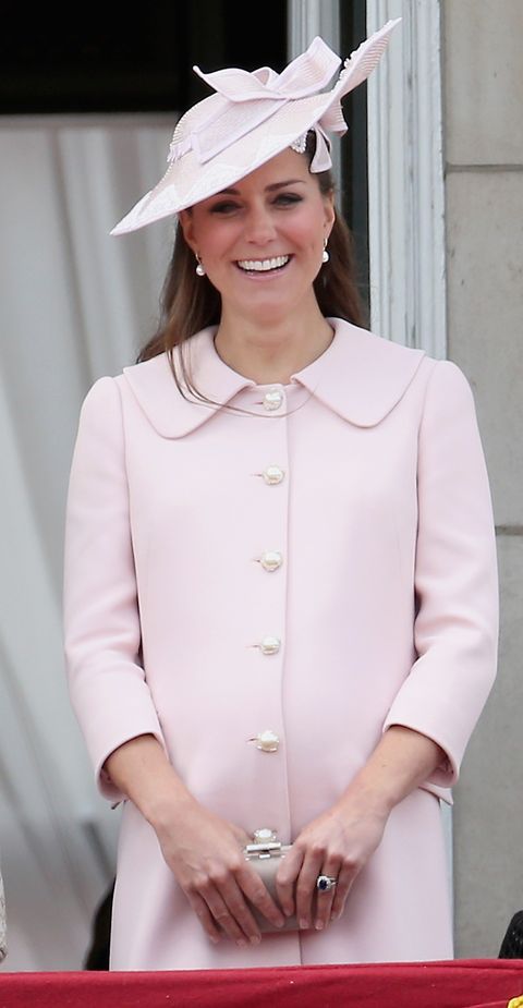 Bei ihrem letzten öffentlichen Auftritt vor dem Mutterschutz lächelte Kate in einem Mantelkleid mit Bubikragen von Alexander McQueen.