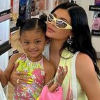 Kylie Jenner - Bei einem Shopping-Trip in London! Sie findet Stormi “verwöhnt” 