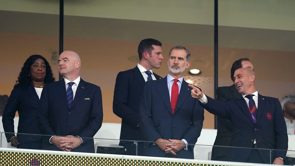 FIFA-Präsident Gianni Infantino (l-r), König Felipe VI von Spanien und Luis Rubiales, Chef des Königlichen Spanischen Fußballverbands, stehen auf der Tribüne.