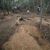 Journalisten stehen in der Nähe des Arade-Stausees in Portugal, wo  vor 16  Jahren ein Mädchen spurlos verschwand.