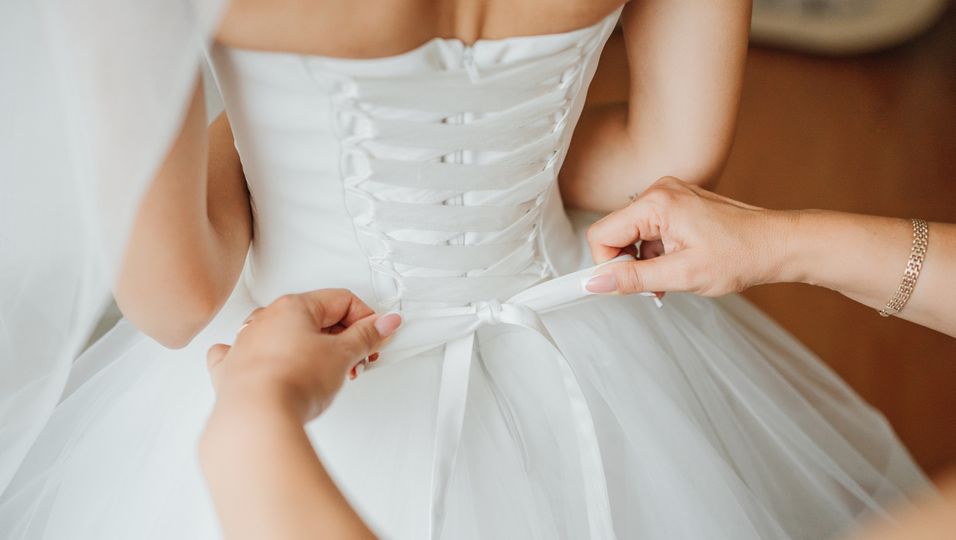 Männer entwerfen Brautkleid