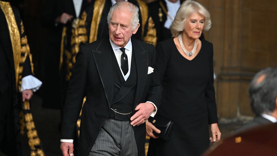 König Charles III. & Königin Camilla: Der neu ernannte König geht auf Trauer-Tour durch die UK