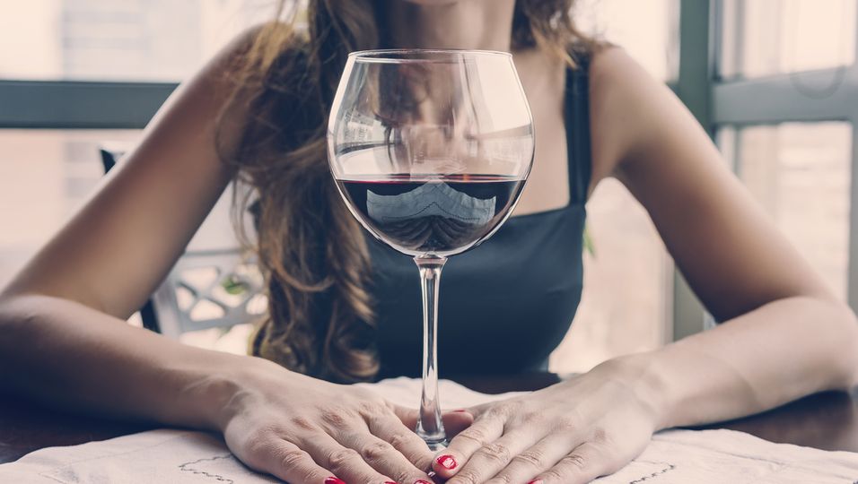 Frau mit einem Glas Rotwein