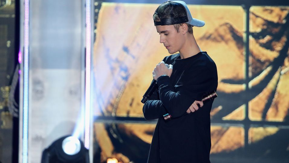 Popstar Justin Bieber verlor bei den Anschlägen von Paris einen wichtigen Menschen ... Klick: Bilder der Tragödie.