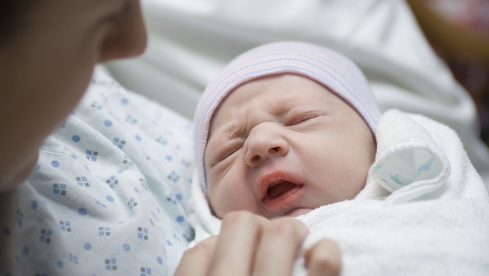 Unbemerkt schwanger: Frau klagt über Schmerzen – Minuten später kommt ihr Baby