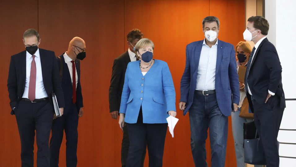 Michael Müller, Angela Merkel und Markus Söder (von links).