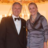 Christian & Bettina Wulff: Hoher Kragen & große Klunker: Sie brilliert in seidigem Grau