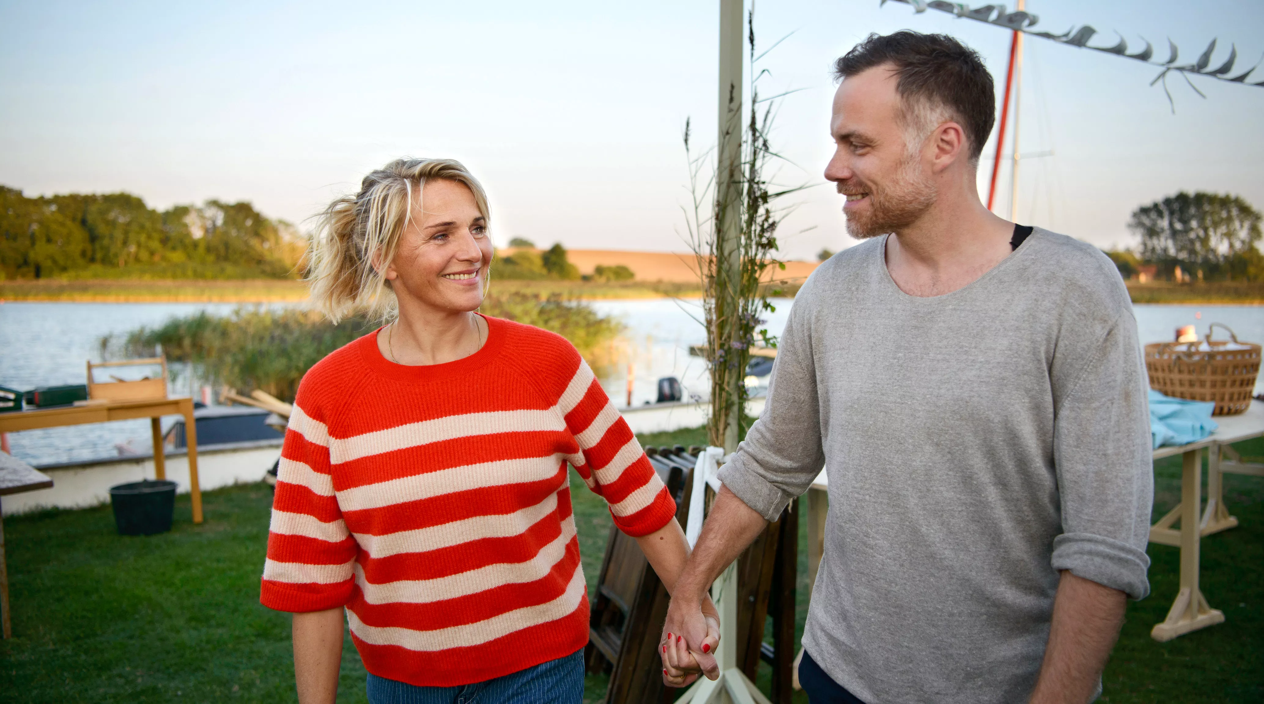 Auf dem Fernsehbildschirm ein Paar: Nora Kaminski (Tanja Wedhorn) und Max Jensen (Bernhard Piesk) wollen heiraten.