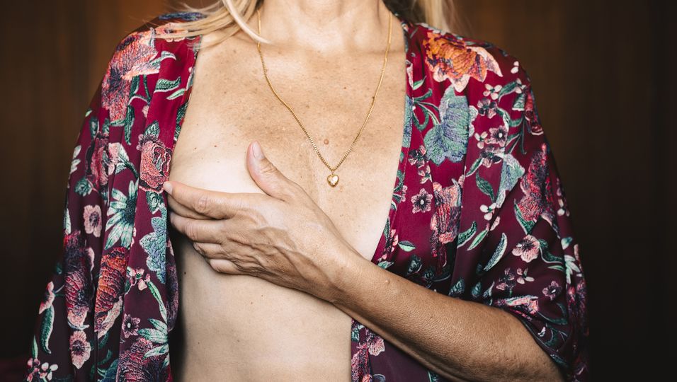 Frau hält ihre Brüste
