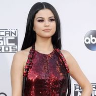 Auch bei ihrer Geburtstagsfeier trug Selena Gomez ein rotes Kleid.