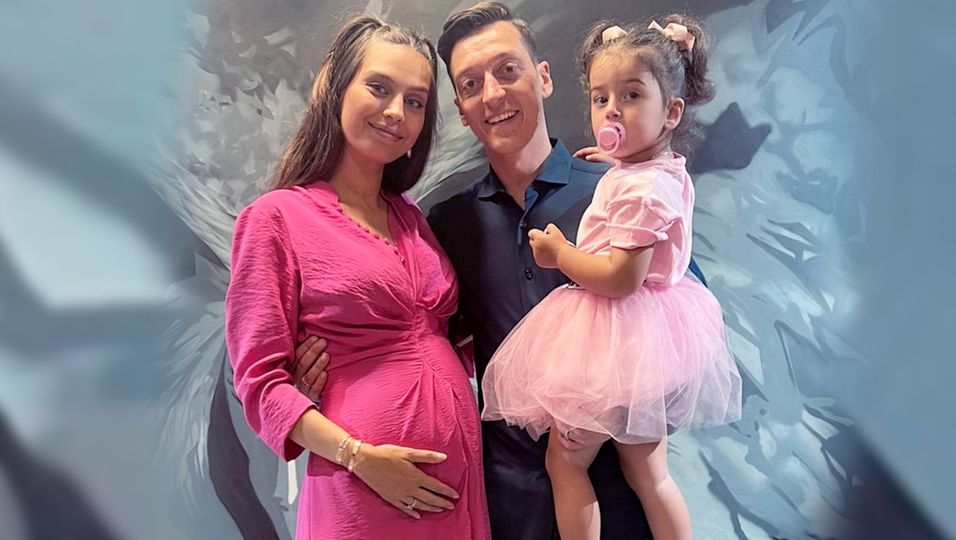 Mesut Özil: Freundin zeigt sich mit Babybauch