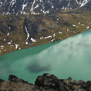 Ein Traum aus Norwegen! Der Bergsee Gjende bekommt im Spätsommer durch die Gletschersedimente eine türkisgrüne Farbe.