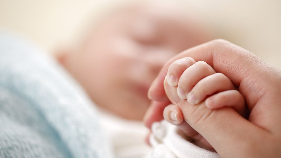"Wir küssten ihn jeden Nach plötzlichem Kindstod Diese Eltern verbrachten 10 Tage mit