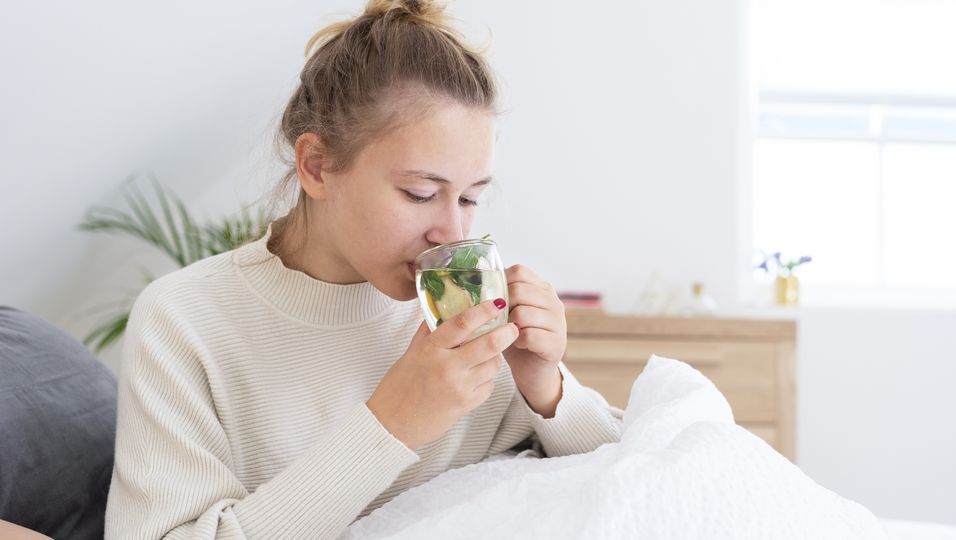 Halskratzen ade: Bei Husten und Schnupfen hilft ein Hausmitttel besser als Antibiotika