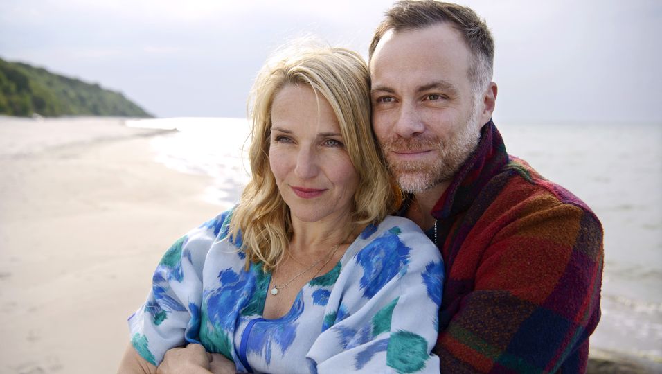 "Praxis mit Meerblick": Nora (Tanja Wedhorn, li.) und Max (Bernhard Piesk, re.) sind ein Liebespaar.