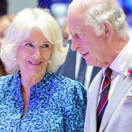 Herzogin Camilla sieht ihren Mann Charles verliebt an 