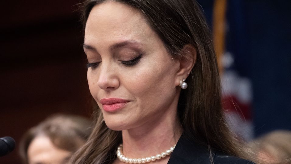 Angelina Jolie - Ist das ihre Rache für den Sorgerechtsstreit mit Brad Pitt? 