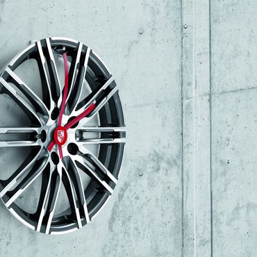 Porsche Wanduhr | Exklusiver Wandschmuck für Autofans