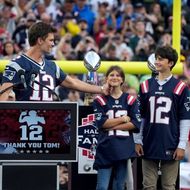 Tom Brady mit seinen Kindern Vivian, Benjamin und John.