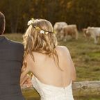 Braut bringt Kalb im Hochzeitskleid zur Welt – und heiratet anschließend
