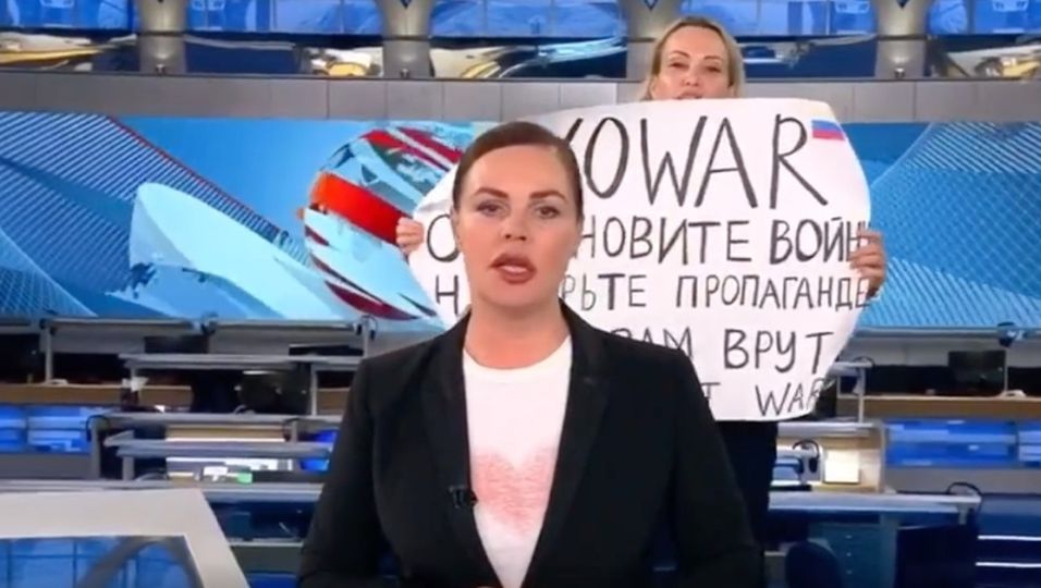Mutige Redakteurin protestiert live gegen Putin - jetzt ist sie verschwunden