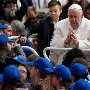 Vor dem Krankenhausaufenthalt: Papst Franziskus spricht mit Kindern bei seiner Generalaudienz.