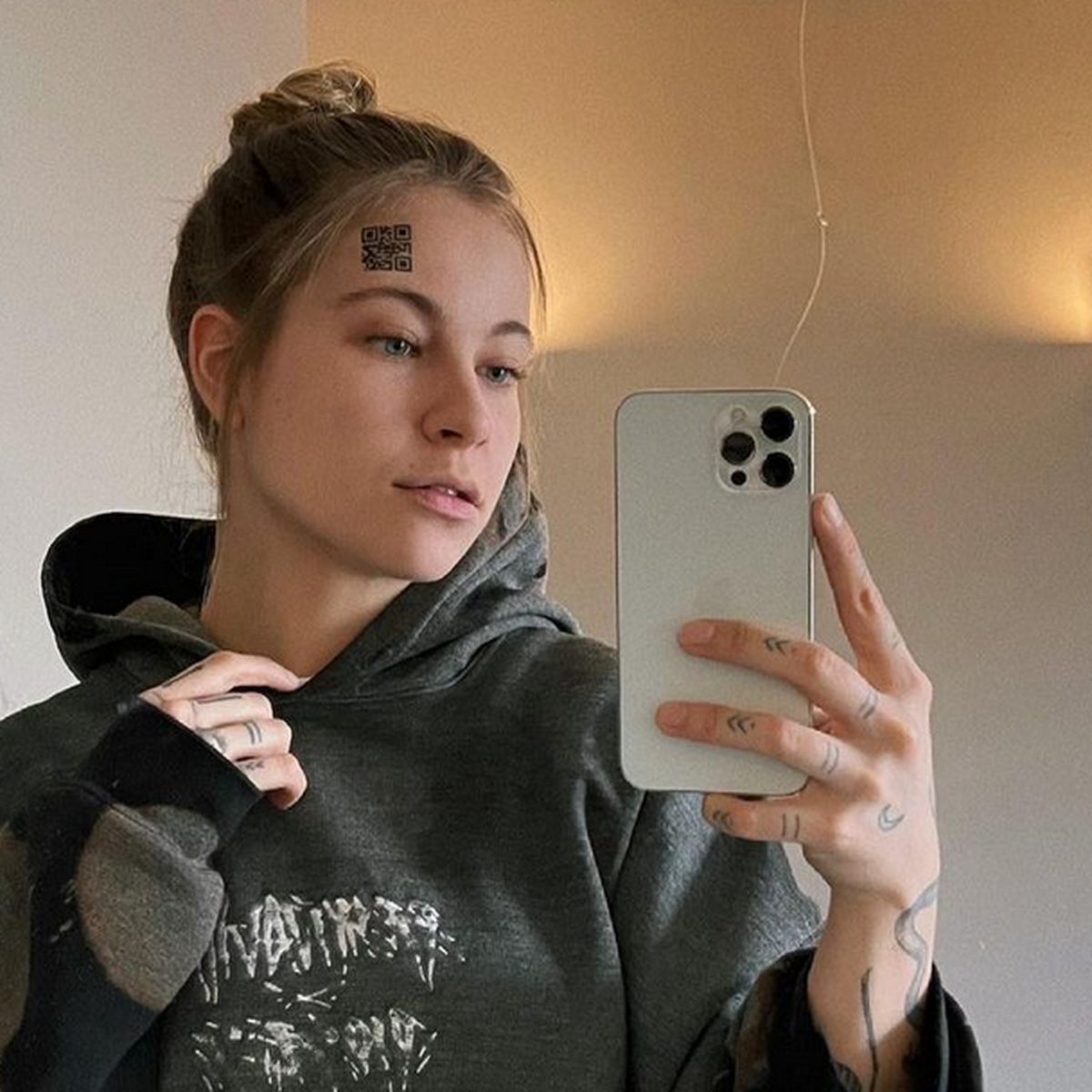 YouTube-Star Melina Sophie: Prank-Alarm! Das steckt wirklich hinter dem  Tattoo auf ihrer Stirn | BUNTE.de